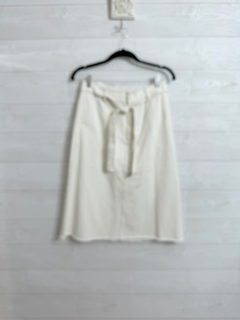 Gap Women’s White Denim Midi Skirt. Size 29